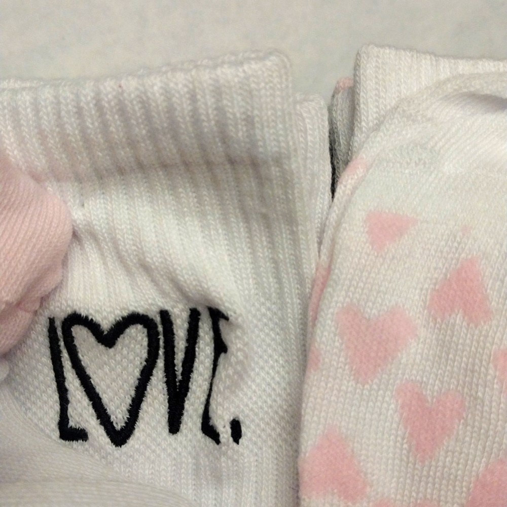 RAE DUNN Hearts Socks 6 pk - Picture 6 of 6